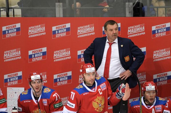 Главный тренер сборной России Олег Знарок (на втором плане)