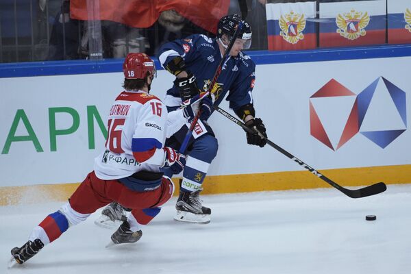 Нападающие сборной России Сергей Плотников (слева) и сборной Финляндии Юлиус Юнттила
