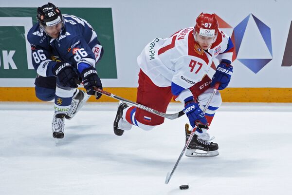 Нападающие сборной Финляндии Вели-Матти Савинайнен (слева) и сборной России Никита Гусев