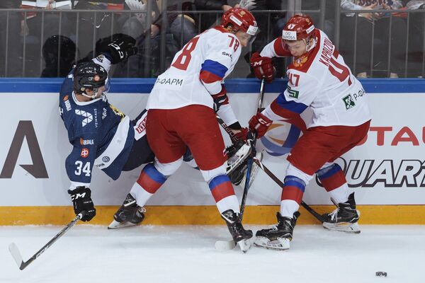 Нападающие сборной Финляндии Микаэль Руохомаа, сборной России Максим Шалунов и Кирилл Капризов (слева направо)