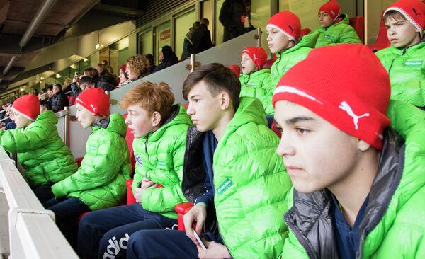 Российские дети во время матча английской премьер-лиги Арсенал - Ньюкасл