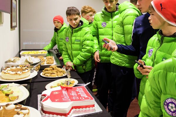 Российские дети перед матчем английской премьер-лиги Арсенал - Ньюкасл