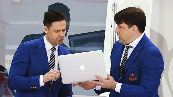 Тренеры ПХК ЦСКА Альберт Лещёв (слева) и Владимир Чебатуркин