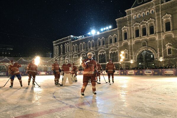Президент РФ Владимир Путин во время матча Ночной хоккейной лиги на Красной площади