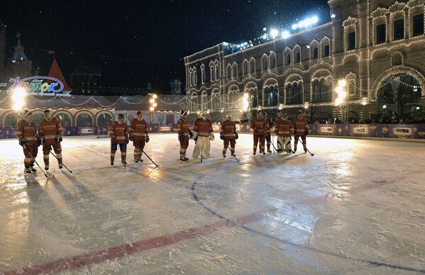 Президент РФ Владимир Путин во время матча Ночной хоккейной лиги на Красной площади