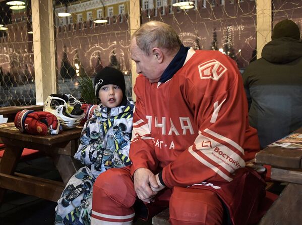 Президент РФ Владимир Путин во время перерыва матча Ночной хоккейной лиги на Красной площади