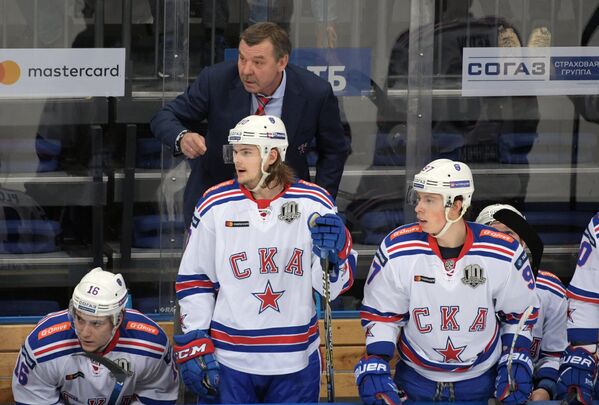Главный тренер ХК СКА Олег Знарок (в центре на втором плане)