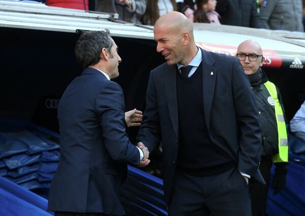 Главный тренер Барселоны Эрнесто Вальверде (слева) и главный тренер Реала Зинедин Зидан