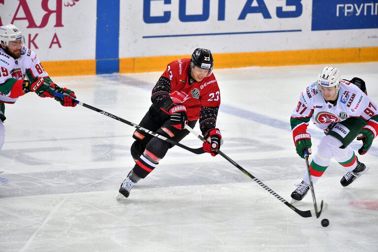 Нападающие Ак Барса Артём Лукоянов, АвангардаАндрей Стась и Ак Барса Алексей Потапов (слева направо) Нападающие Ак Барса Артём Лукоянов, АвангардаАндрей Стась и Ак Барса Алексей Потапов (слева направо)