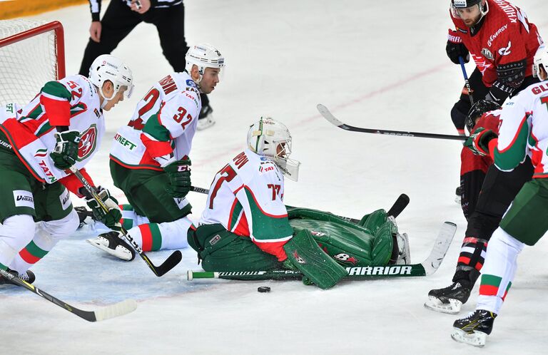 Игроки Ак Барса Атте Охтамаа, Рафаэль Батыршин, вратарь Ак Барса Эмиль Гарипов, игрок Авангарда Пётр Хохряков и игрок Ак Барса Михаил Глухов (слева направо) Игроки Ак Барса Атте Охтамаа, Рафаэль Батыршин, вратарь Ак Барса Эмиль Гарипов, игрок Авангарда Пётр Хохряков и игрок Ак Барса Михаил Глухов (слева направо)