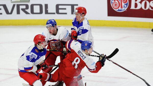 Игровой момент молодежного чемпионата мира по хоккею между сборными России и Чехии
