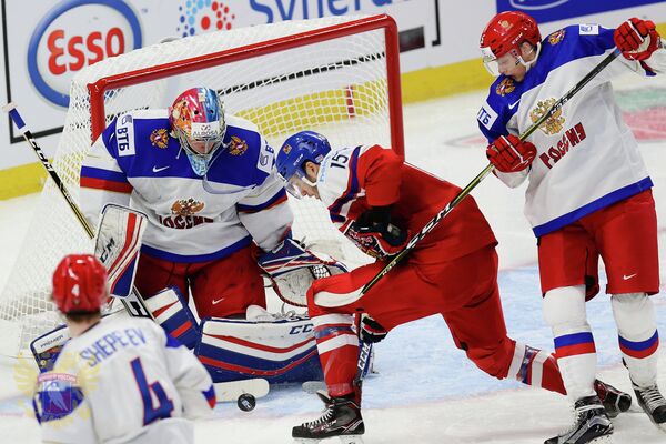 Игровой момент молодежного чемпионата мира по хоккею между сборными России и Чехии