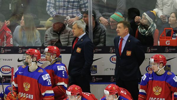 Главный тренер молодежной сборной России Валерий Брагин (справа)