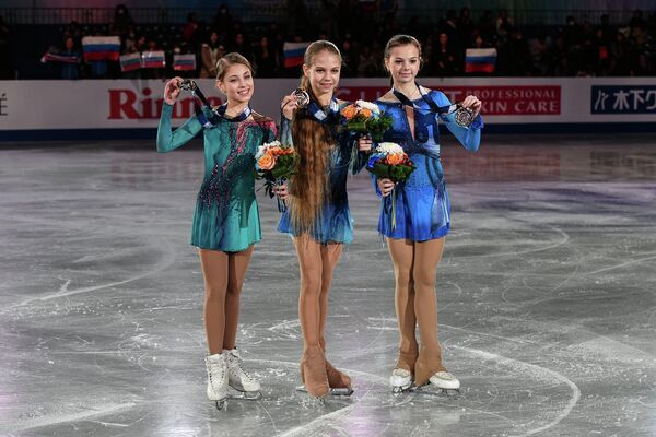 Алена Косторная, Александра Трусова и Анастасия Тараканова (слева направо)
