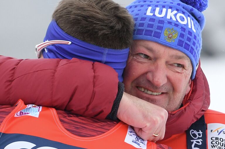 Справа налево: тренер сборной России по лыжным гонкам Маркус Крамер поздравляет Сергея Устюгова (Россия)