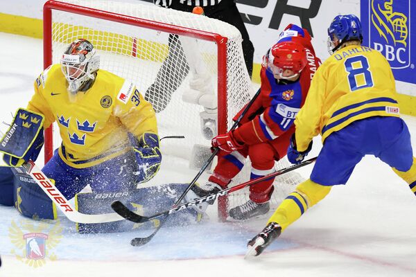 Игровой момент матча молодежных сборных России и Швеции