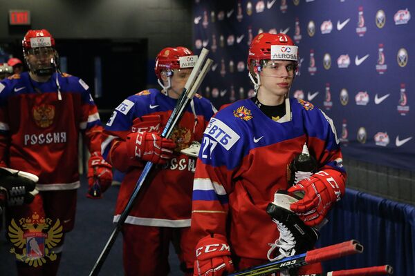 Нападающий молодежной сборной России по хоккею Алексей Полодян (справа)