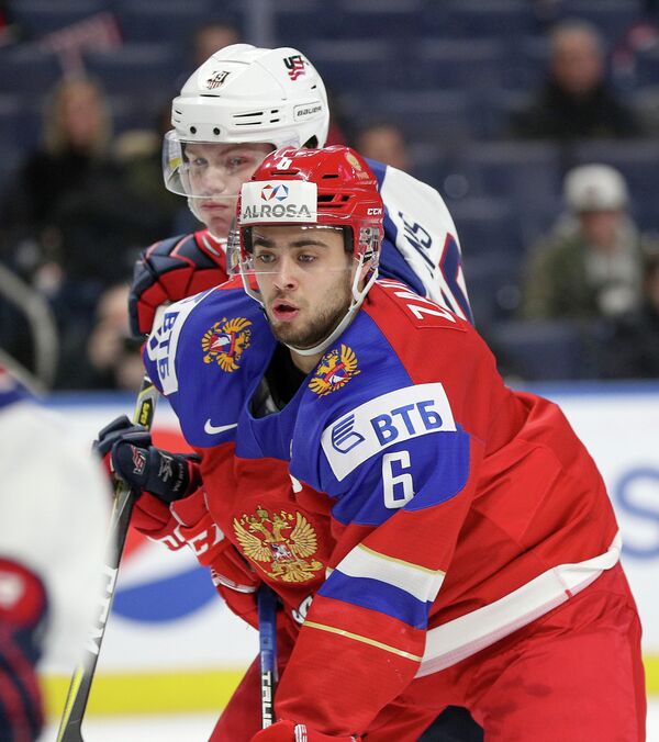 Защитник молодежной сборной России по хоккею Егор Зайцев (на первом плане)