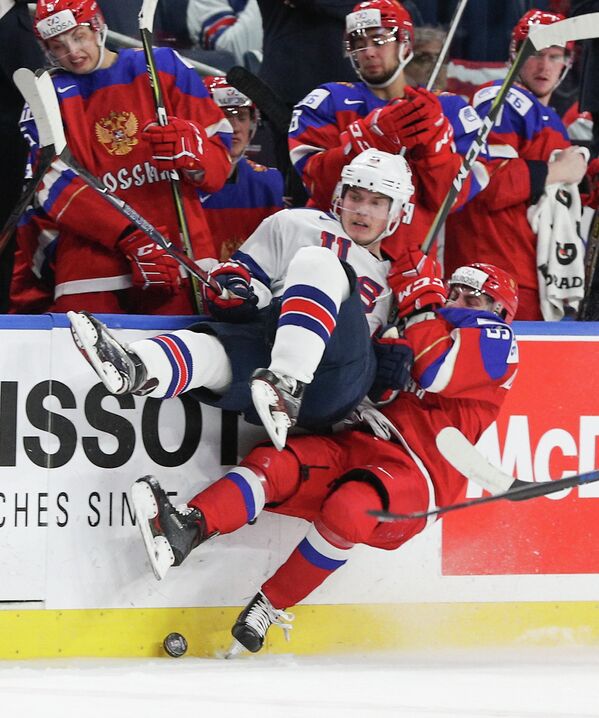Нападающий молодежной сборной России по хоккею Андрей Алтыбармакян и защитник молодежной сборной США по хоккею Райан Линдгрен (на первом плане справа налево)