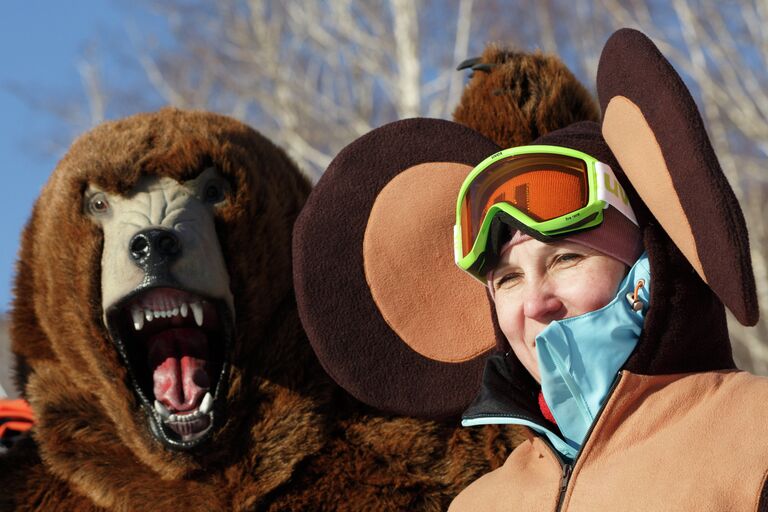 Массовый костюмированный спуск с горы Морозной на Камчатке