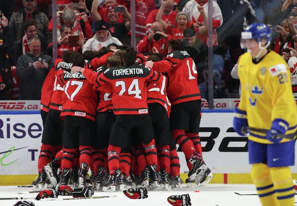 Хоккеисты молодежной сборной Канады после победы в финале чемпионата мира