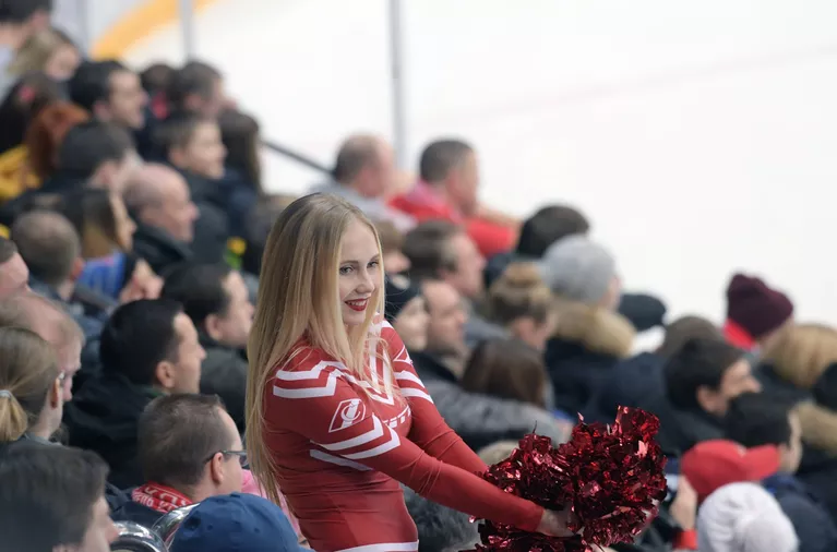 Девушка из группы поддержки Спартака Девушка из группы поддержки Спартака