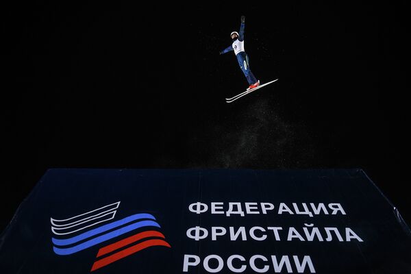 Спортсмен на тренировке перед соревнованиями по лыжной акробатике в рамках этапа Кубка мира по фристайлу в Москве