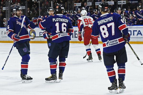 Игроки ХК СКА Патрик Херсли, Антон Белов, Сергей Плотников (слева направо)