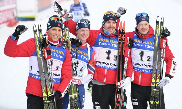 Биатлонисты сборной Норвегии Ларс Хельге Биркеланн, Йоханнес Бё, Эмиль Хегле Свендсен и Тарьей Бё (слева направо)