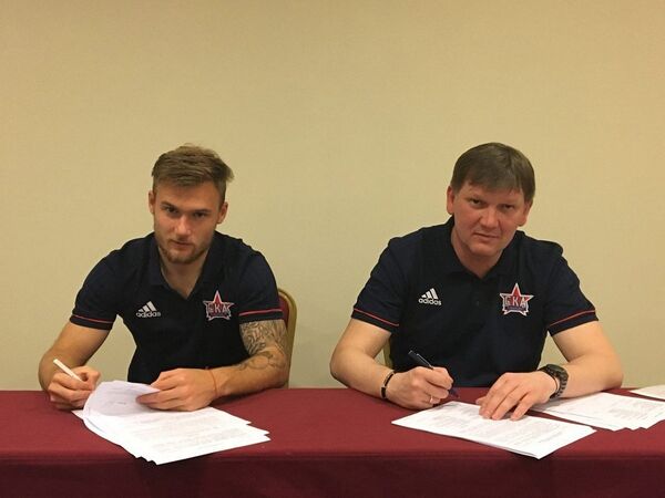 Сергей Макаров (слева) подписывает контракт с ФК СКА-Хабаровск