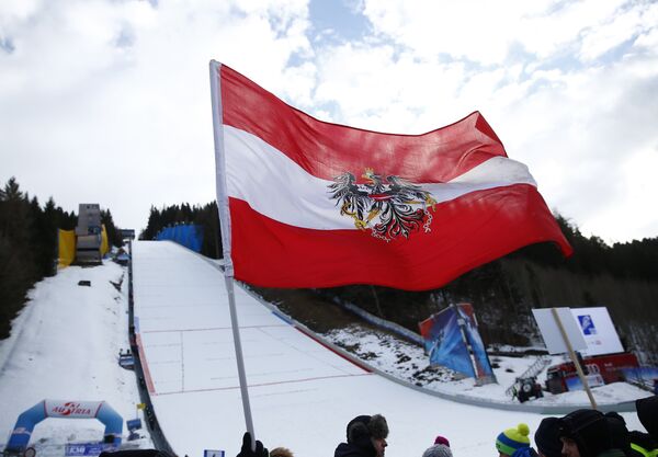 Австрийский флаг и трамплин для прыжков в Тауплице