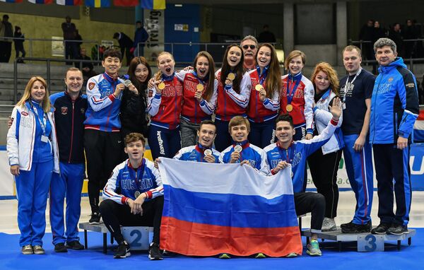Мужская и женская сборные России по шорт-треку с завоеванными медали