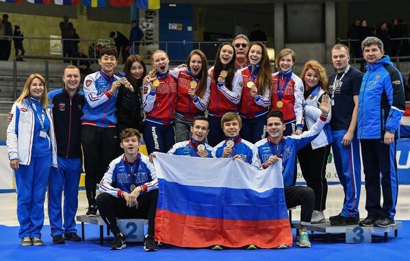 Мужская и женская сборные России по шорт-треку с завоеванными медали