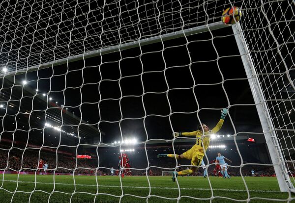 Голкипер Манчестер Сити Эдерсон пропускает мяч в свои ворота