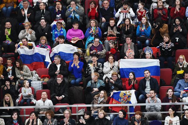 Зрители на чемпионате Европы по фигурному катанию в Москве