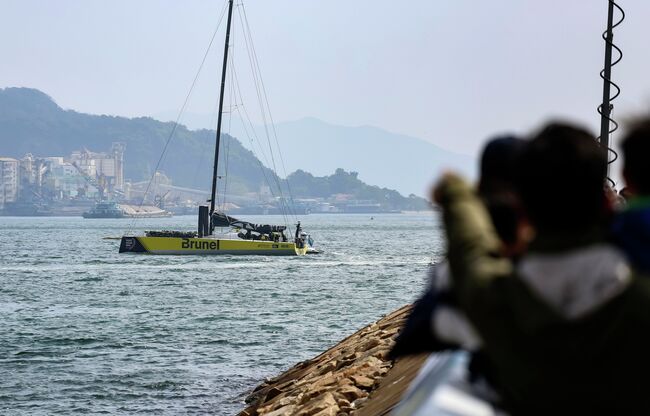 Болельщик наблюдает за ходом гонки Volvo Ocean Race