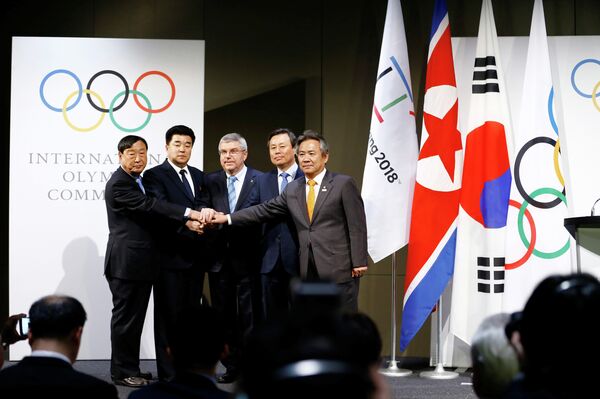 Представители КНДР и президент МОК Томас Бах (в центре)