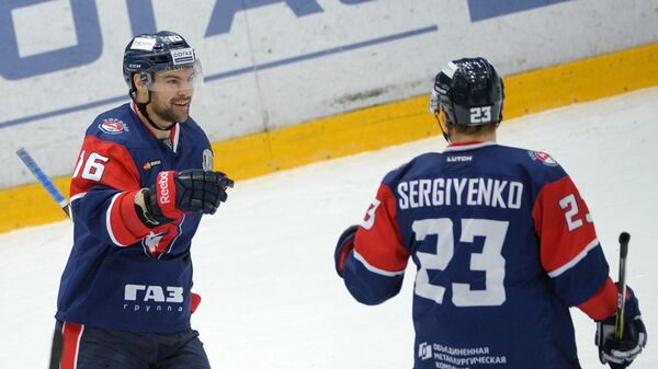 Хоккеисты Торпедо Каспарс Даугавиньш (слева) и Юрий Сергиенко радуются забитой шайбе