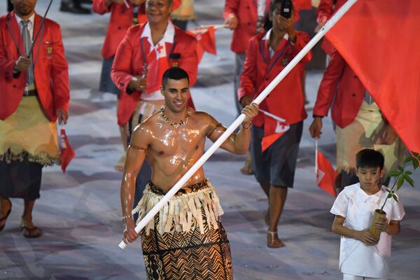 Знаменосец сборной Тонги на церемонии открытия Олимпийских игр 2016 года в Рио Пита Тауфатофуа