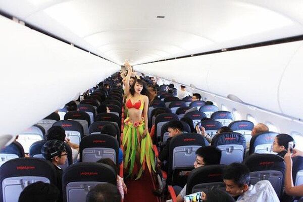 Бикини-модели на борту самолета с футболистами молодежной сборной Вьетнама