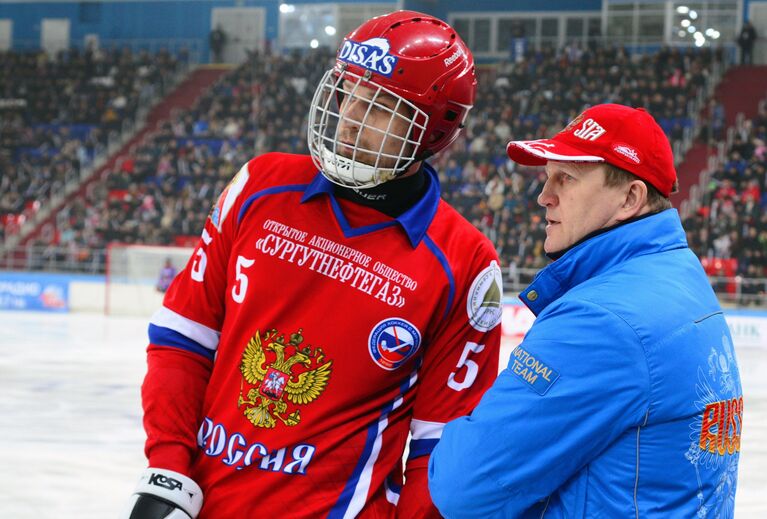 Артём Бондаренко и главный тренер сборной по хоккею с мячом России Михаил Юрьев