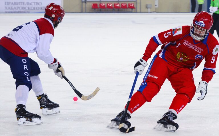 Игрок сборной Норвегии по хоккею с мячом Петтер Лейнинг и игрок сборной России по хоккею с мячом Артём Бондаренко (справа)