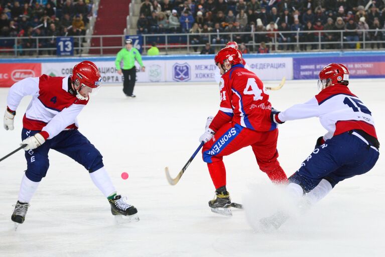 Игрок сборной России по хоккею с мячом Вадим Архипкин (в центре)