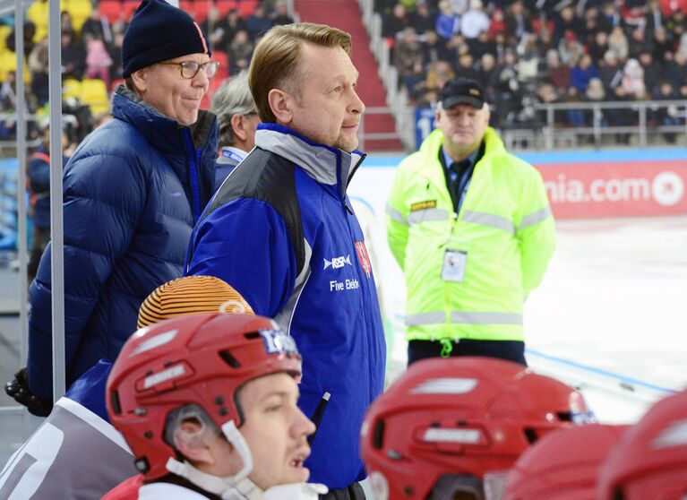 Главный тренер сборной Норвегии по хоккею с мячом Игорь Прахт (в центре)