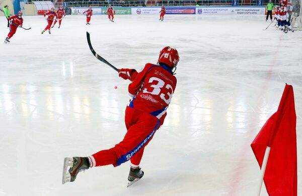 Игрок сборной России по хоккею с мячом Андрей Прокопьев
