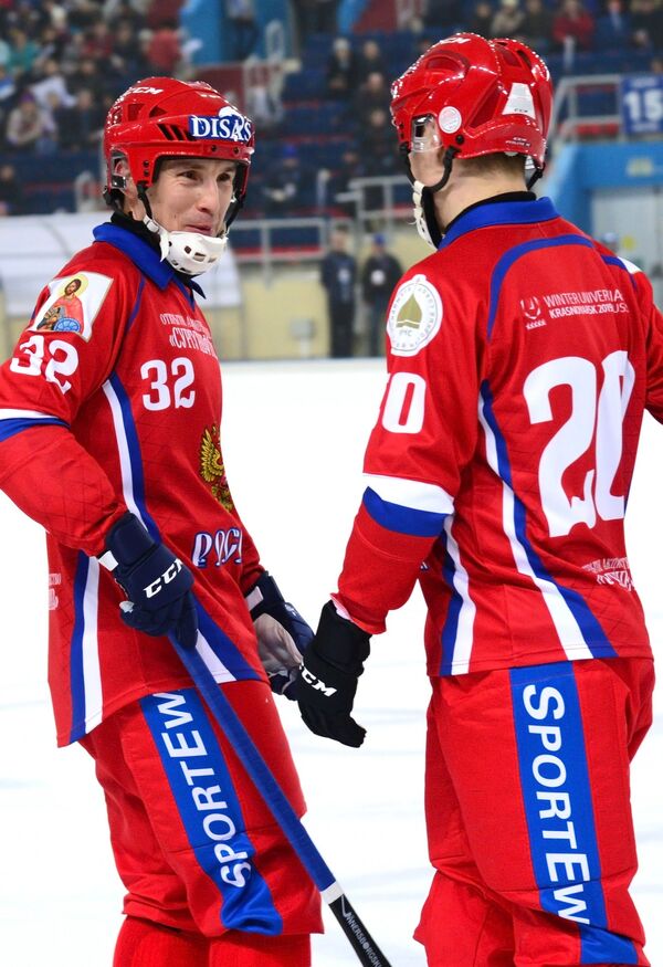 Игроки сборной России по хоккею с мячом Павел Булатов и Владимир Каланчин (справа)