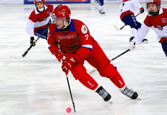Игрок сборной России по хоккею с мячом Сергей Ломанов