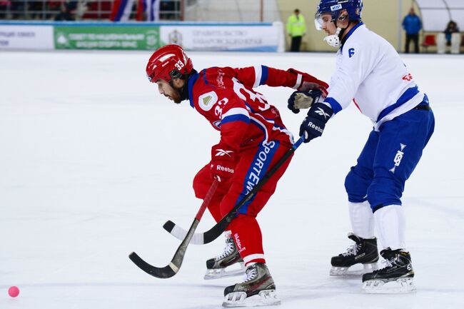 Игрок сборной России Андрей Прокопьев (слева) и игрок сборной Финляндии Теему Мяятя