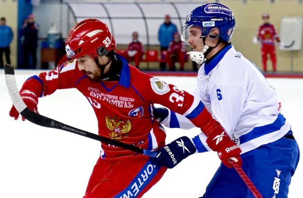Игрок сборной России Андрей Прокопьев (слева) и игрок сборной Финляндии Теему Мяятя