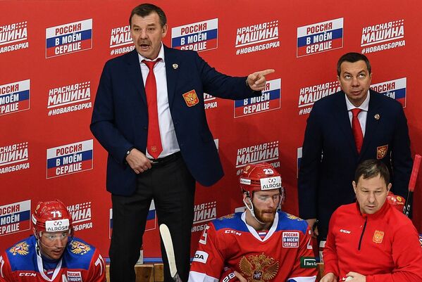 Главный тренер сборной России Олег Знарок (слева)